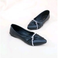 Flatshoes wanita bewarna hitam hiasan vita tali berlapis kristal